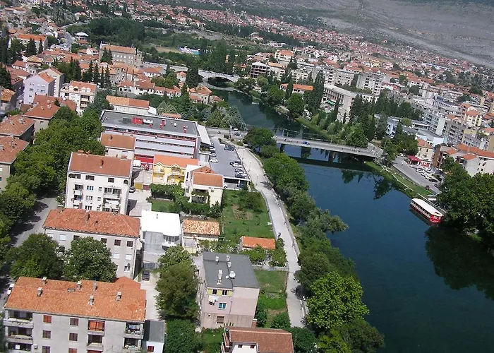 Stari Grad تريبينيي