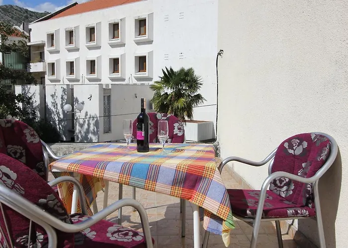 Stari Grad تريبينيي